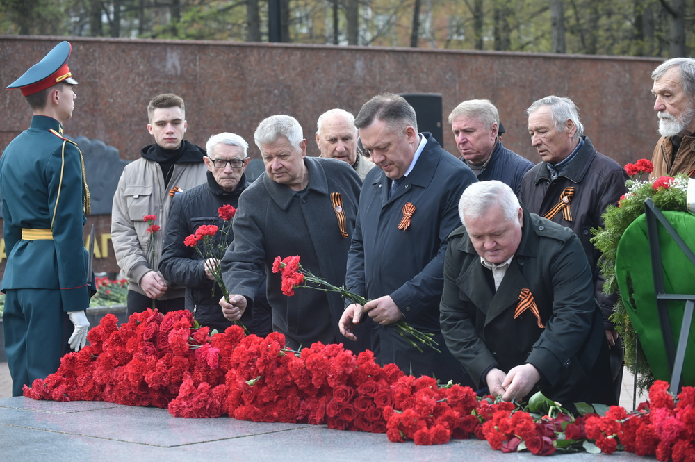 ​В День Победы в Ижевске возложили цветы к Вечному огню.