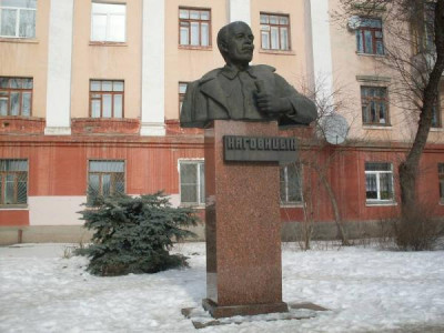 Памятник первому председателю Удмуртской автономии И. А. Наговицыну.