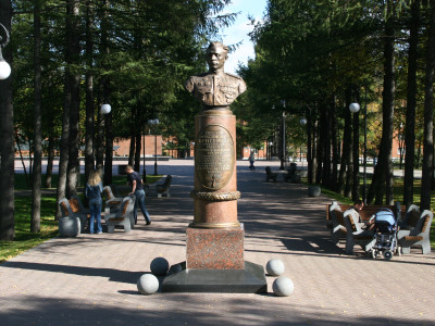 Памятник-бюст дважды Герою Советского Союза Евгению Максимовичу Кунгурцеву.
