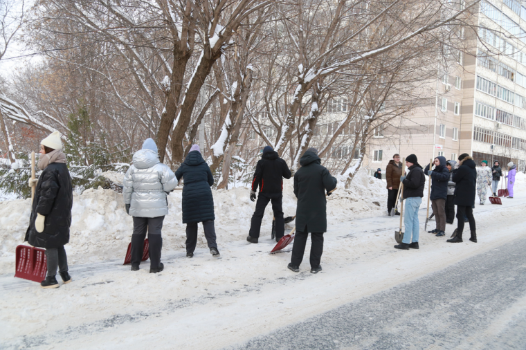 Сотрудники муниципалитета Ижевска участвуют в акции «Вместе теплее и чище».