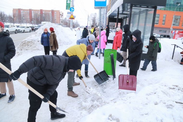 Сотрудники муниципалитета Ижевска участвуют в акции «Вместе теплее и чище».