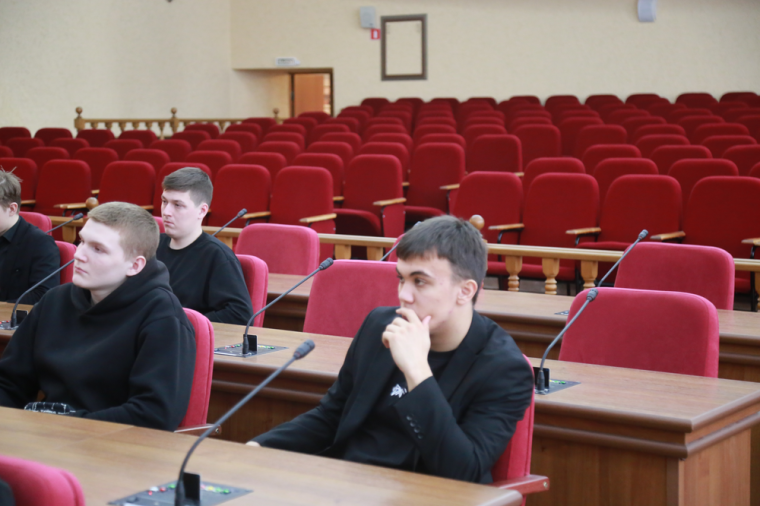 ​Депутат Гордумы Игорь Стыценко познакомил молодых горожан с системой местной власти.