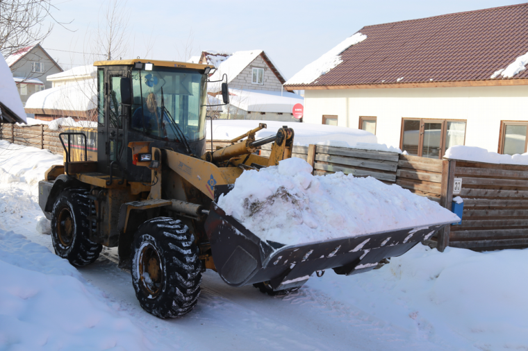Дорожные службы в Ижевске приступили к вывозу снега с территорий, подверженных подтоплению во время паводка.