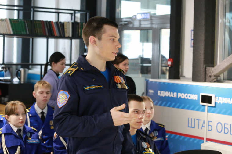 ​Накануне 23 февраля ижевские курсанты встретились с Героем России Артуром Орловым.