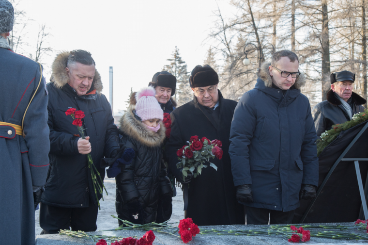 В Ижевске возложили цветы к Вечному огню в День защитника Отечества.