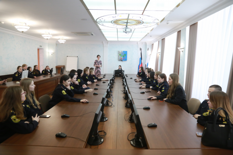 Студенты Ижевского финансово-юридического колледжа познакомились с работой ижевских депутатов.