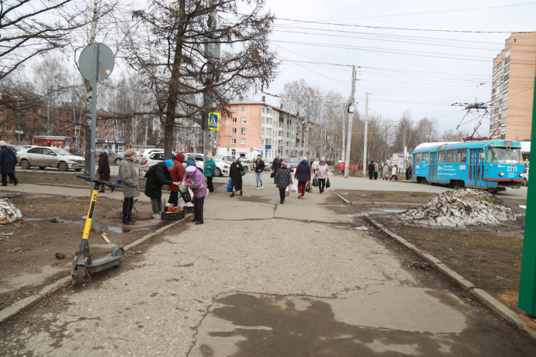 ​В Октябрьском районе проверили тротуары, которые вошли в план ремонта по программе «Пешеходный Ижевск».