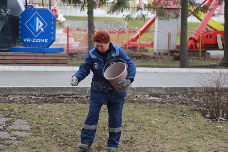 ​Жители Ижевска и волонтёры вышли на субботник в парке Горького.