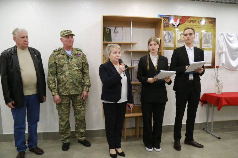 ​В школе № 88 Ижевска открыли мемориальную доску участнику специальной военной операции Павлу Поторочину.