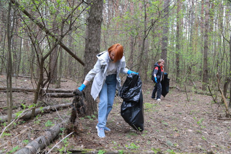 ​Набережную, Ёлки-парк и лесопосадку на Ворошилова расчистили от мусора на общегородском субботнике.