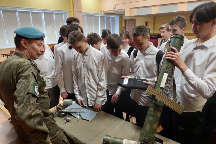 ​Ученики ижевской школы № 34 встретились с бойцом специальной военной операции.