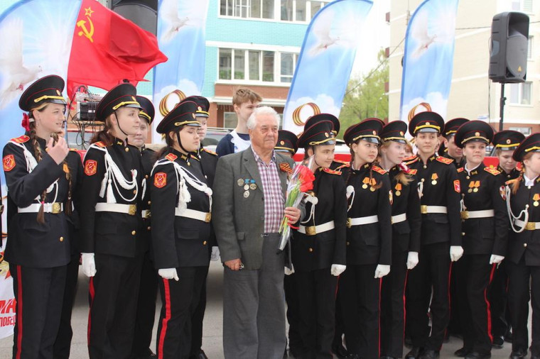 ​В Ижевске «фронтовые» агитбригады поздравляют ветеранов с Великой Победой.