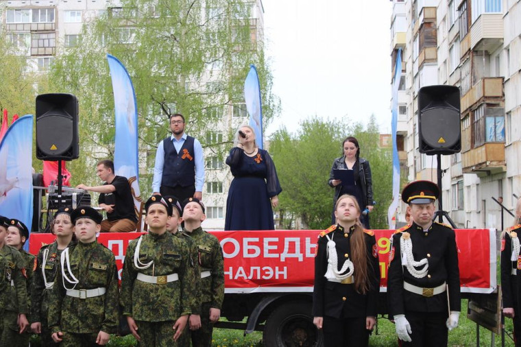 ​В Ижевске «фронтовые» агитбригады поздравляют ветеранов с Великой Победой.