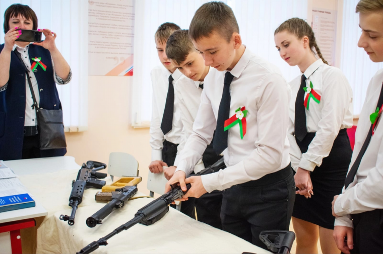 ​Школьники из Белорусси прибыли в Ижевск на мероприятия Дня Победы.
