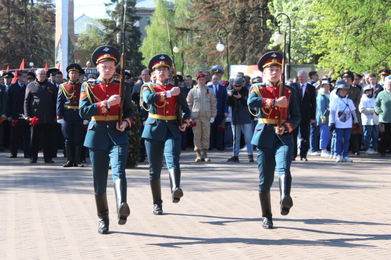 ​В День Победы в Ижевске возложили цветы к Монументу боевой и трудовой славы.