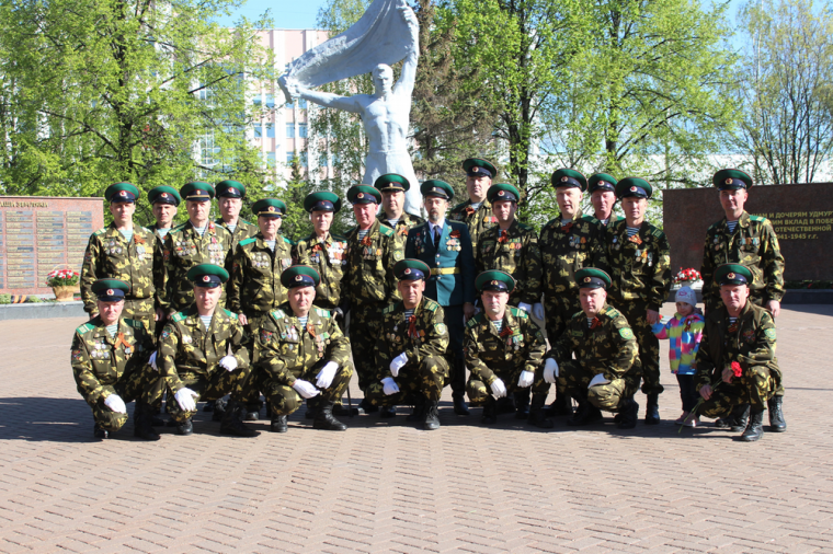 ​В День Победы в Ижевске возложили цветы к Монументу боевой и трудовой славы.