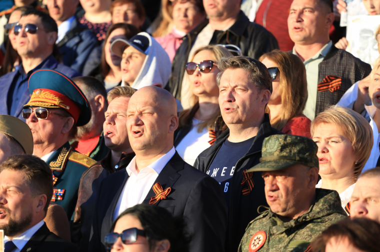 ​Хор «ZA отцов и сыновей» в Ижевске объединил более 5 тысяч горожан и гостей столицы Удмуртии.