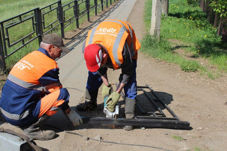 Около 40 участков ограждений ежедневно восстанавливают в Ижевске - в городе продолжается весенний месячник по благоустройству.