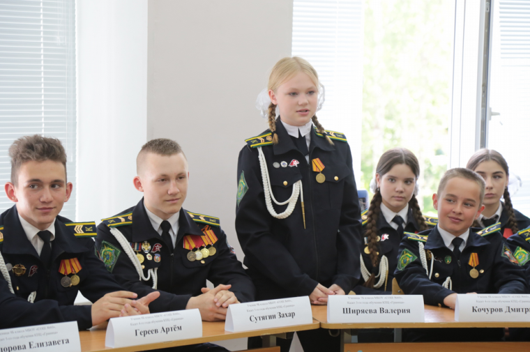 ​Глава Ижевска Олег Бекмеметьев встретился с кадетами школы №60.