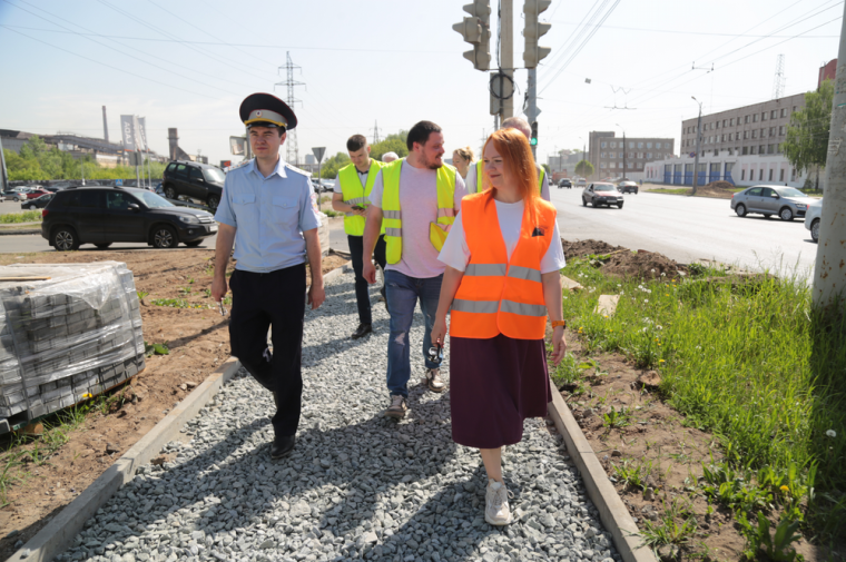 Рабочая комиссия нацпроекта «Безопасные качественные дороги» проверила ремонт улицы Новоажимова в Ижевске.