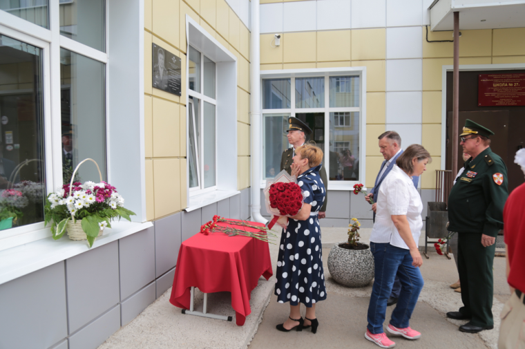 ​На фасаде ижевской школы № 27 открыли мемориальную доску Андрею Сухих.