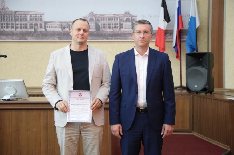 ​Ярослав Семенов вручил Благодарности руководителям организаций, принявших участие в восстановлении школы № 88.
