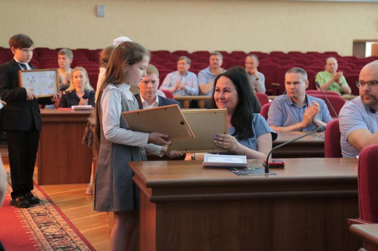 ​Ярослав Семенов вручил Благодарности руководителям организаций, принявших участие в восстановлении школы № 88.