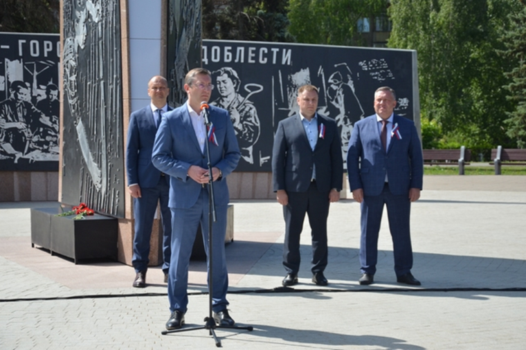Новая традиция столицы Удмуртии: у стелы «Город трудовой доблести» вручили знаки отличия «Почетный гражданин города Ижевска».