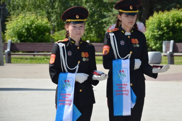Новая традиция столицы Удмуртии: у стелы «Город трудовой доблести» вручили знаки отличия «Почетный гражданин города Ижевска».