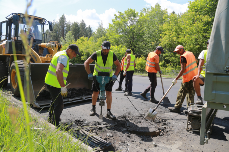 ​На Славянском шоссе в Ижевске продолжается ремонт дорожного полотна.