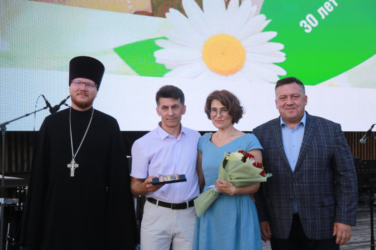 Более 6 тысяч человек отметили День семьи, любви, и верности в ижевском Парке имени С.М. Кирова.