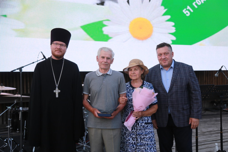 Более 6 тысяч человек отметили День семьи, любви, и верности в ижевском Парке имени С.М. Кирова.