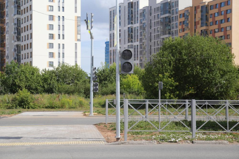 В Ижевске на улице 10 лет Октября завершается монтаж наземного пешеходного перехода.