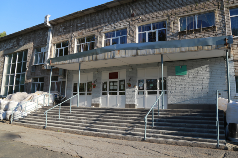 В школе № 52 Ижевска проводится капитальный ремонт кровли.