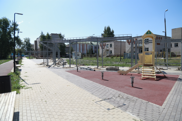 Перголу с качелями устанавливают в Школьном сквере Ижевска.
