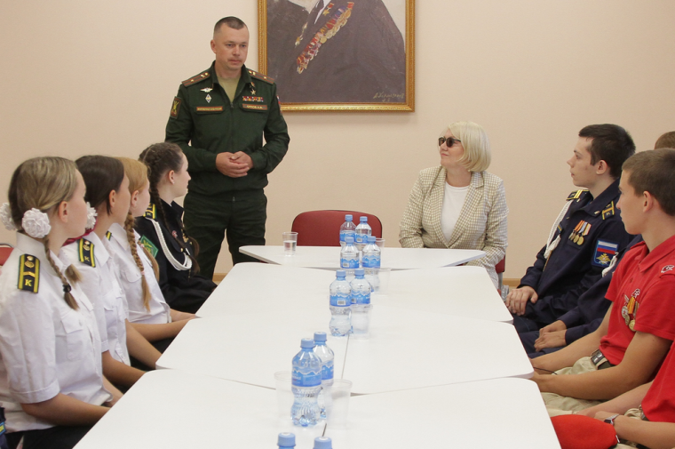 ​Герой Российской Федерации Артур Орлов встретился с курсантами Школы юных летчиков.