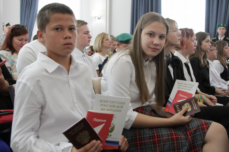 В День государственного флага России юным ижевчанам вручили первые паспорта.