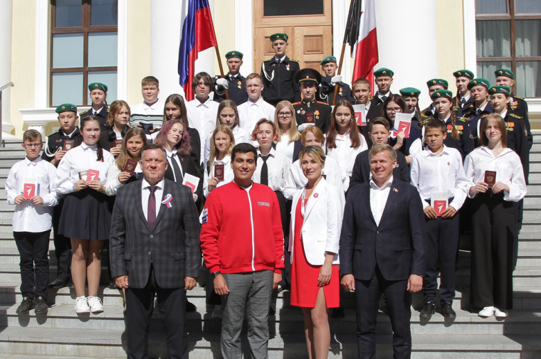 В День государственного флага России юным ижевчанам вручили первые паспорта.