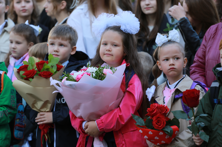 ​Временно исполняющий полномочия Главы Ижевска Дмитрий Чистяков поздравил школьников Ижевска с Днем знаний.