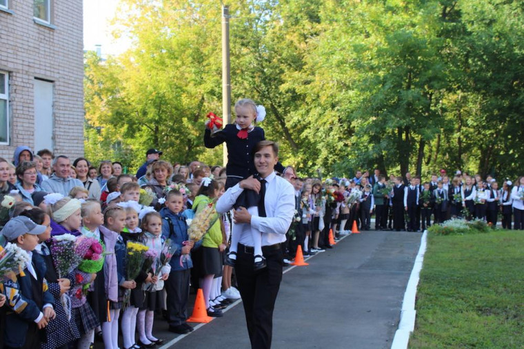 ​Председатель Городской думы Ижевска Фарит Губаев поздравил школьников с Днём знаний.