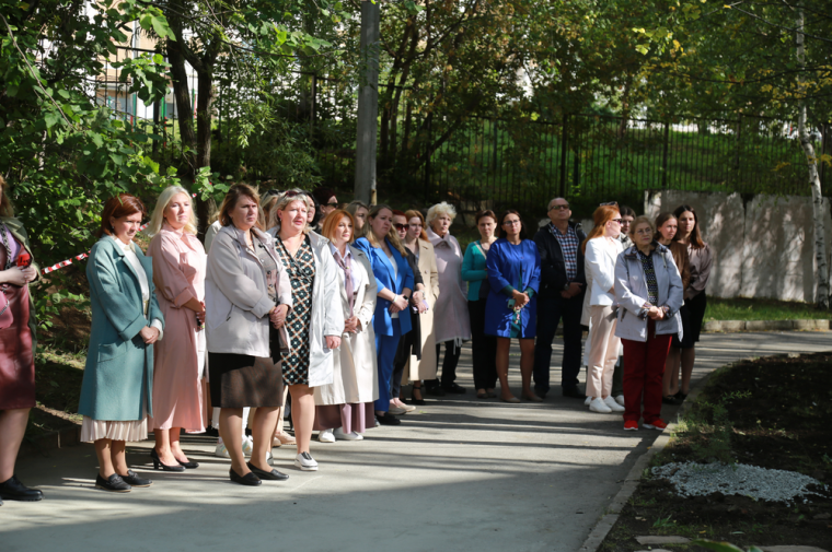 В школе № 88 Ижевска открыли Сквер памяти.