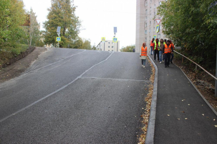 Рабочая комиссия нацпроекта проверила улицу Ярославского в Ижевске.