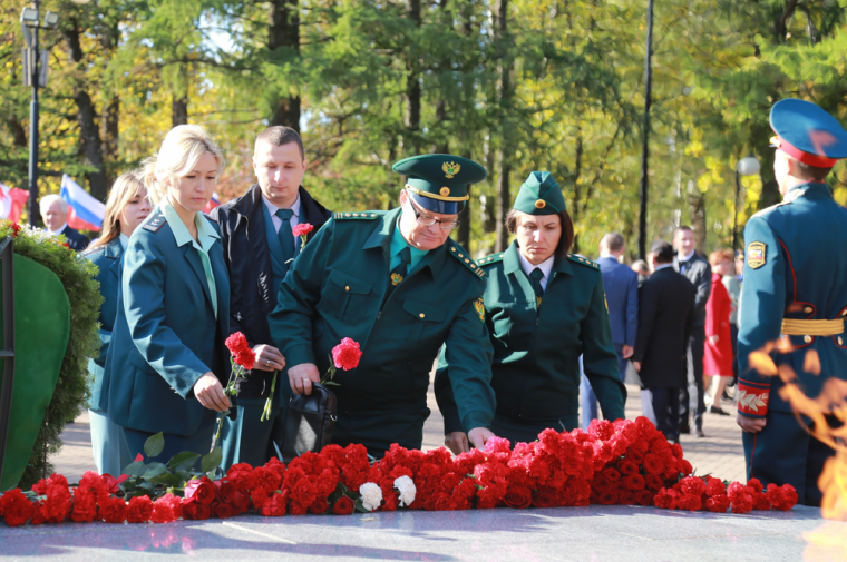 ​Празднование Дня Оружейника в Удмуртии началось с возложения цветов к Вечному огню.