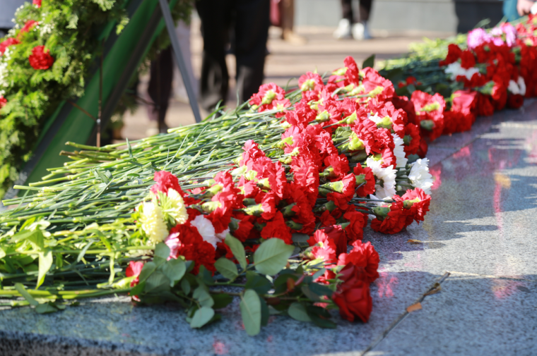 ​Празднование Дня Оружейника в Удмуртии началось с возложения цветов к Вечному огню.