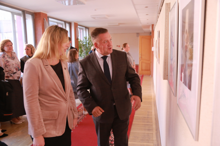​Выставка «Рисунки, несущие свет» открылась в здании муниципалитета Ижевска.