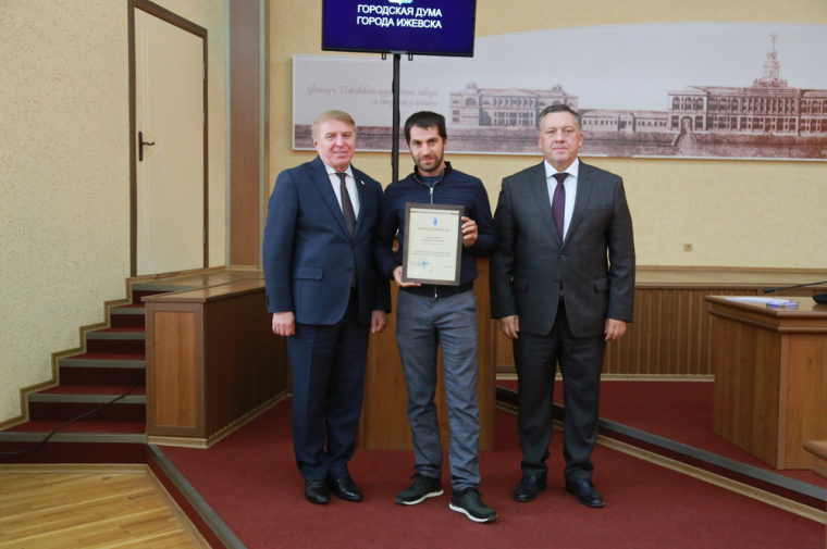 Фарит Губаев вручил благодарности участникам программы «Пешеходный Ижевск».