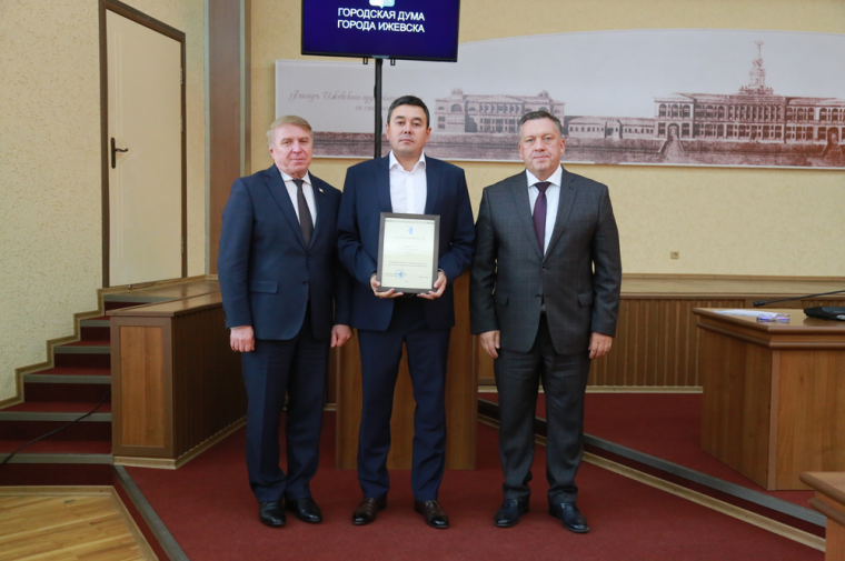 Фарит Губаев вручил благодарности участникам программы «Пешеходный Ижевск».