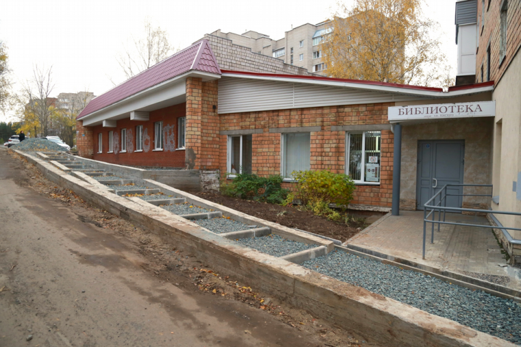 ​В Ижевске завершается ремонт тротуара около библиотеки имени Льва Толстого.