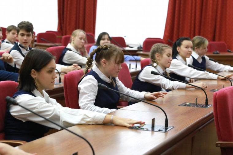 ​В «интерактивной игре» девятиклассники школы № 49 высказали интересные идеи депутату Гордумы.