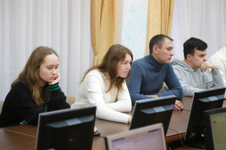 ​Студенты ИжГТУ встретились с депутатами Городской думы Ижевска.